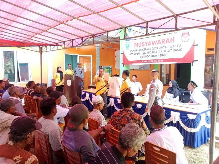 Personel Polsek Selat Nasik disiagakan di lokasi kegiatan dengan melakukan pengamanan terbuka dan tertutup, Laksanakan Pengamanan Musdes PAW Desa Petaling