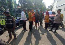 Respons Cepat, Jajaran Polsek Grogol Petamburan dan Tiga Pilar melakukan penertiban PKL di RW 02 Jelambar untuk merespons aduan warga terkait kebersihan saluran air dan taman.