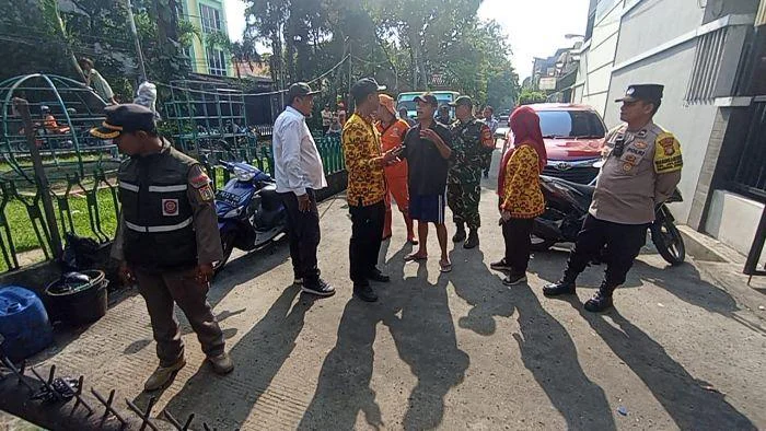 Respons Cepat, Jajaran Polsek Grogol Petamburan dan Tiga Pilar melakukan penertiban PKL di RW 02 Jelambar untuk merespons aduan warga terkait kebersihan saluran air dan taman.