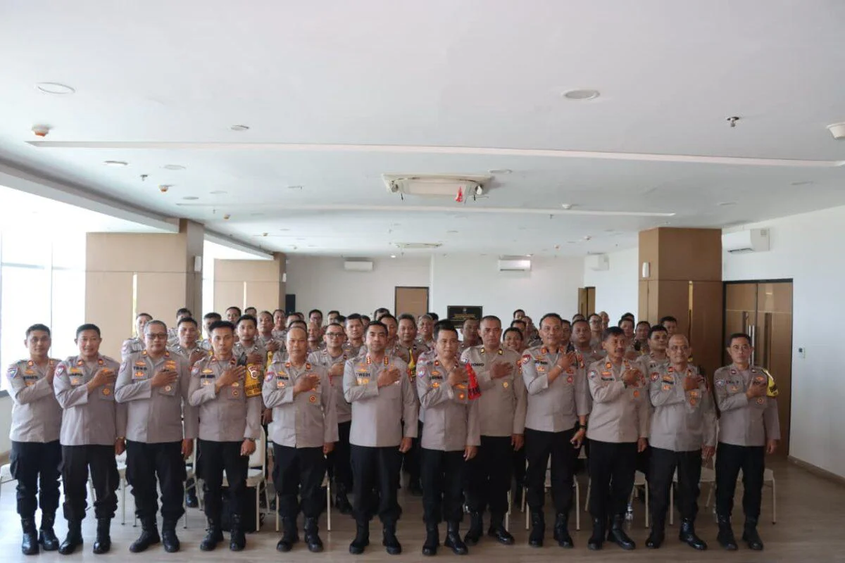 Kapolres Metro Jakarta Barat Kombes Pol Twedi Aditya Bennyahdi Beri Pengarahan dihadiri oleh Kasat Binmas Kompol Agung Nugroho, para Kanit Binmas Polsek jajaran, serta seluruh Bhabinkamtibmas.