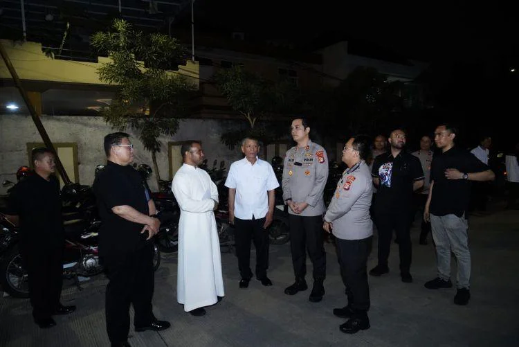 Pastikan Ibadah Paskah Aman, Wakapolres Metro Jakbar AKBP Rezi Dharmawan melaksanakan pengecekan langsung ke sejumlah gereja di wilayah Jakarta Barat, Kamis (2/4/2026). 