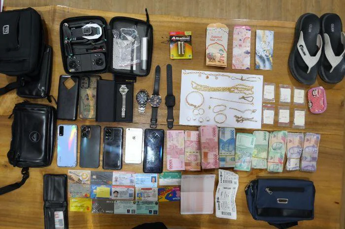 Sat Reskrim Polres Belitung berhasil mengungkap kasus pencurian dengan pemberatan (curat) yang menyasar rumah kosong saat momen Lebaran. Pelarian pelaku berakhir setelah tim buser meringkusnya di Bandara Soekarno-Hatta, Tangerang, saat hendak melarikan diri, menuju Jakarta dengan rencana melanjutkan perjalanan ke Palu, Sulawesi Tengah. pada Sabtu (4/4/2026).