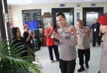 Wakapolres Metro Jakarta Barat AKBP Rezi Dharmawan, S.I.K., M.I.K., melaksanakan monitoring langsung pengamanan kegiatan misa Paskah di Gereja Paroki ST. Petrus Paulus, Mangga Besar, Tamansari, Jakarta Barat, Minggu (5/4/2026).
