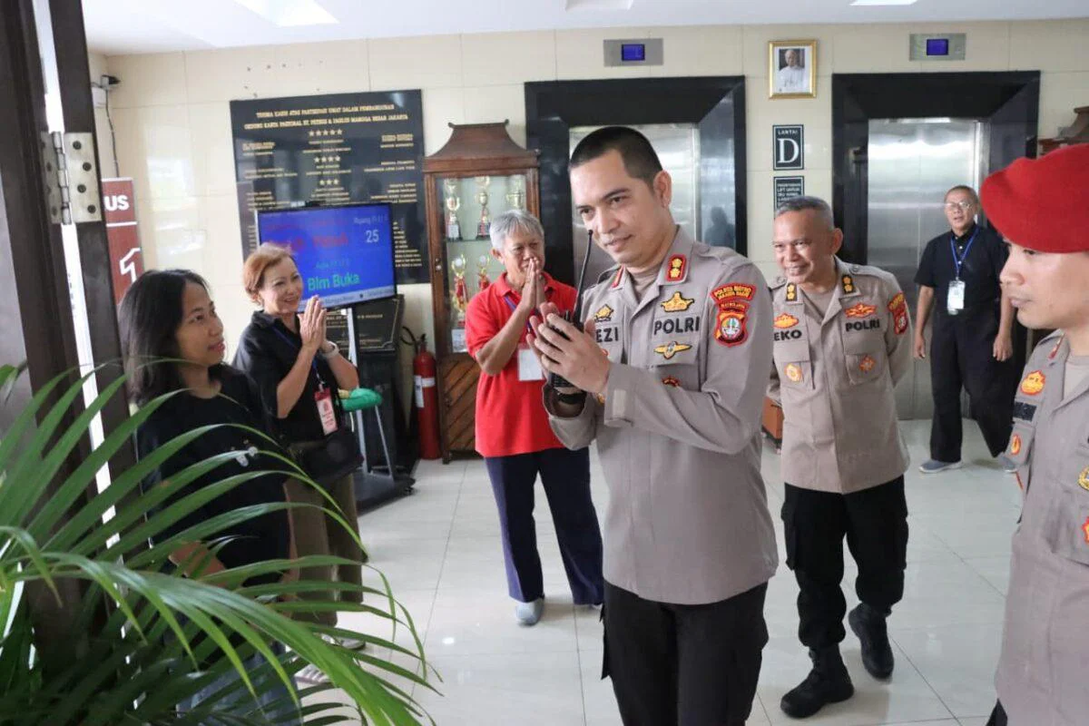 Wakapolres Metro Jakarta Barat AKBP Rezi Dharmawan, S.I.K., M.I.K., melaksanakan monitoring langsung pengamanan kegiatan misa Paskah di Gereja Paroki ST. Petrus Paulus, Mangga Besar, Tamansari, Jakarta Barat, Minggu (5/4/2026).
