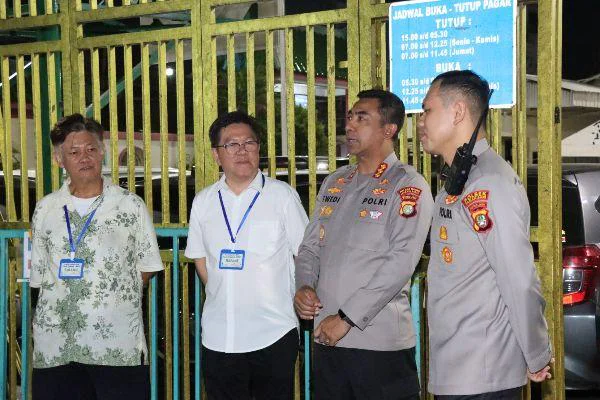 Amankan Ibadah Paskah di Tamansari, Kapolres Metro Jakarta Barat Kombes Pol Twedi Aditya Kunjungi Gereja Katolik ST. Maria De Fatima / Ricci, yang berlokasi di kawasan Glodok, Tamansari, Jakarta Barat,