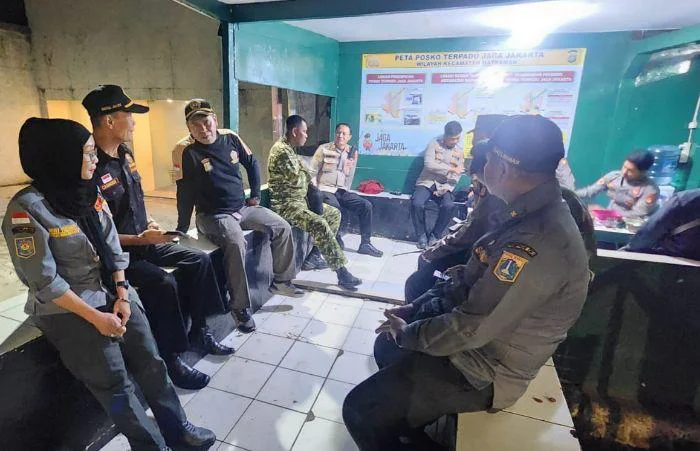 Babinsa Koramil 02/Matraman bersama Unsur Komduk melaksanakan kegiatan patroli dan siskamling keliling untuk menciptakan situasi wilayah yang aman dan kondusif. Sabtu (04/04/26).