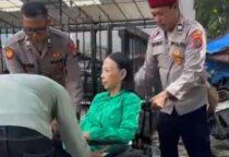 Potret Polisi Humanis, Personel Polsek Kebon Jeruk jaga dan Layani, Pengamanan ibadah Minggu Paskah di Gereja GPDI Kedoya, Kebon Jeruk, Jakarta Barat, Minggu (5/4/2026).
