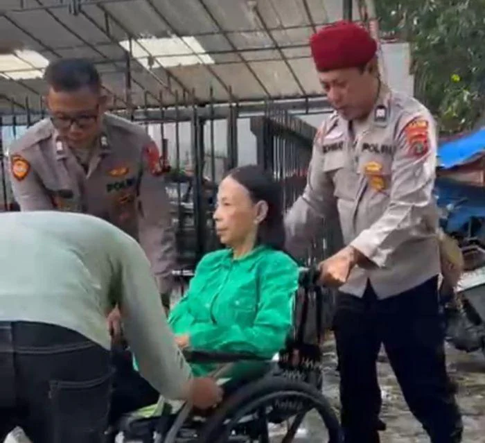 Potret Polisi Humanis, Personel Polsek Kebon Jeruk jaga dan Layani, Pengamanan ibadah Minggu Paskah di Gereja GPDI Kedoya, Kebon Jeruk, Jakarta Barat, Minggu (5/4/2026).