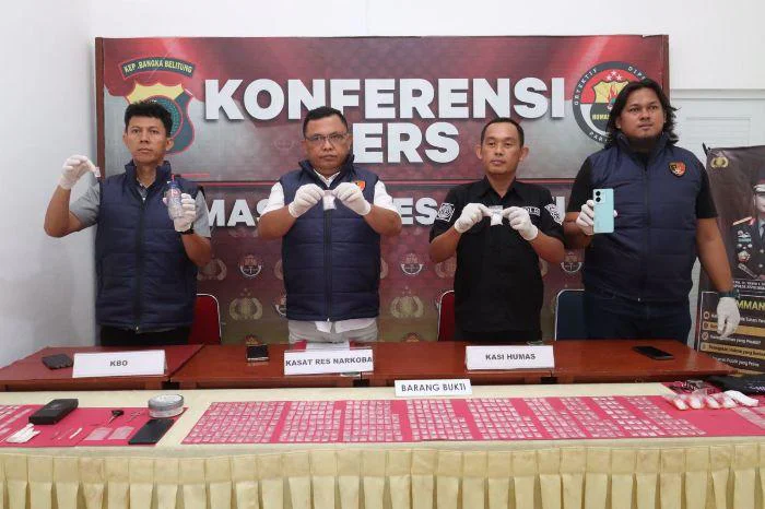 Kasat Resnarkoba Polres Belitung, AKP Martuani Manik, S.H., dalam rilis pers di ruang press release humas Polres Belitung. Barang Bukti, ungkap Peredaran Gelap Narkotika Jenis Sabu,