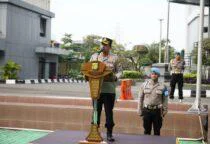 Kapolres Metro Jakarta Barat Kombes Pol. Twedi Aditya Bennyahdi, S.Sos., S.I.K., M.H., pimpin Apel Jam Pimpinan, di lapangan hijau Polres Metro Jakarta Barat. Jadilah Polisi yang Bermanfaat dan Dicintai Masyarakat