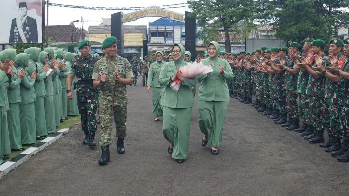 Danrem 071/Wijayakusuma Kolonel Inf Lukman Hakim, bersama Ketua Persit Koorcabrem 071 PD IV/Diponegoro, Inda Lukman Hakim, ke Kodim 0712/Tegal, Rabu (8/4/2026). 