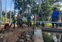 Kebut Jembatan Garuda, TNI Bersama Warga Percepat Pasang Turap Pondasi, Danramil 01/Tgr Mayor Inf Jefresen Sipayung mengharapkan, Jembatan Garuda ini nantinya dapat segera dimanfaatkan warga