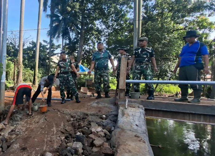 Kebut Jembatan Garuda, TNI Bersama Warga Percepat Pasang Turap Pondasi, Danramil 01/Tgr Mayor Inf Jefresen Sipayung mengharapkan, Jembatan Garuda ini nantinya dapat segera dimanfaatkan warga