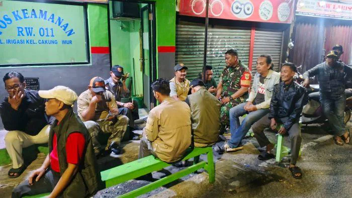 Koramil 06/Cakung Gelar Patroli dan Siskamling Keliling Bersama Babinsa Koramil 06/Cakung, Bhabinkamtibmas Polsek Cakung, Satpol PP Kecamatan, Forum Kewaspadaan Dini Masyarakat (FKDM), Ketua RW, FKPM, serta partisipasi aktif warga