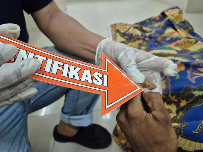 Mayat Pria Diduga Tersengat Listrik, Tim Identifikasi Satreskrim Polres Belitung langsung mendatangi lokasi untuk melakukan olah tempat kejadian perkara (TKP), yang dipimpin oleh Bripka Yogie Ramadhan.