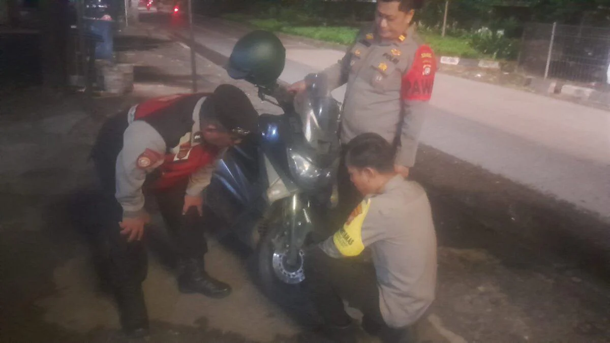 Patroli Malam Polsek Cengkareng, pada Rabu malam (8/4/2026) sekitar pukul 23.30 WIB, Perwira Pengawas Polsek Cengkareng IPTU Agustinus Erwan Gunadi, SH bersama personel gabungan