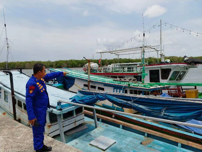 Sat Polairud Polres Belitung laksanakan Patroli menyasar beberapa lokasi titik rawan banjir di wilayah Kecamatan Tanjungpandan, Selasa (14/04/2026) sore. 