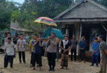Bhabinkamtibmas Desa Kacang Butor bersama personel Polsek Badau Polres Belitung melaksanakan sambang duka ke rumah warga binaan yang meninggal dunia ke rumah duka almarhumah Hajena binti Saiman (66), Senin(13/4/2026).