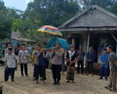 Bhabinkamtibmas Desa Kacang Butor bersama personel Polsek Badau Polres Belitung melaksanakan sambang duka ke rumah warga binaan yang meninggal dunia ke rumah duka almarhumah Hajena binti Saiman (66), Senin(13/4/2026).