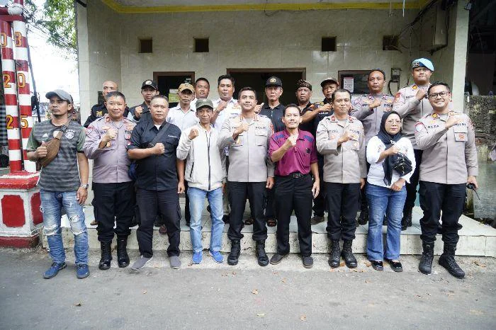 Kapolres Metro Jakarta Barat Kombes Pol Twedi Aditya Bennyahdi, S.Sos., S.I.K., M.H., melalui kegiatan silaturahmi bersama tokoh agama dan tokoh masyarakat di wilayah Kelurahan Tomang, Kecamatan Grogol Petamburan, Rabu (15/4/2026). Serap Aspirasi Warga Tomang, Wujudkan Lingkungan Aman dan Kondusif