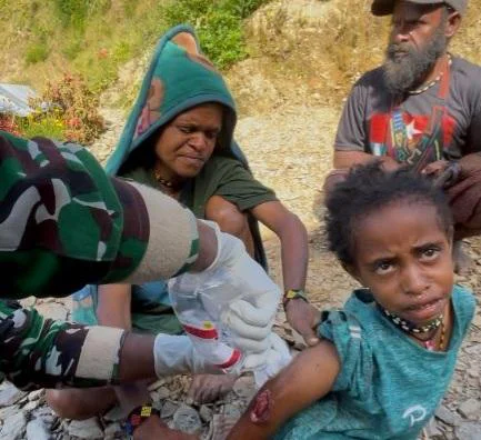 Tiga Warga Distrik Sinak Terluka Akibat Penembakan OPM, terdiri dari seorang perempuan dewasa dan dua anak-anak, dilaporkan menjadi korban penembakan di Distrik Sinak, Kabupaten Puncak, Rabu (15/4/2026).