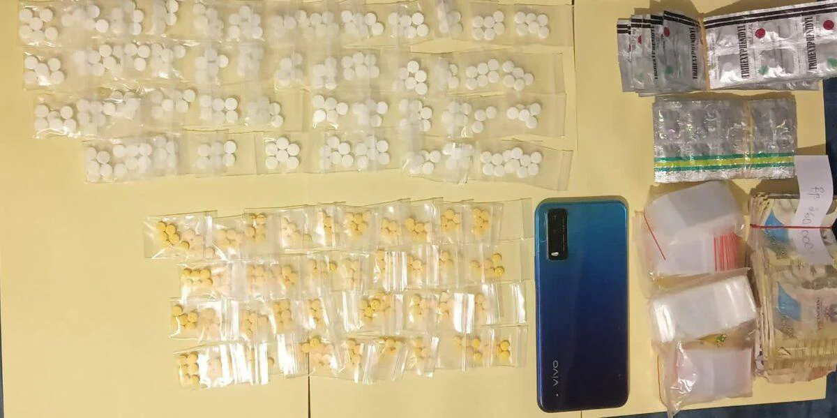 Polsek Metro Tamansari mengamankan Pelaku Peredaran Obat Keras Ilegal golongan G dan sejumlah barang bukti berupa obat keras tanpa izin edar, di antaranya 50 butir Tramadol, 80 butir Trihexyphenidyl, serta ratusan butir pil.