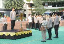 Apel Jam Pimpinan, Kapolres Metro Jakarta Barat Kombes Pol Twedi Aditya Bennyahdi memimpin langsung pelaksanaan apel jam pimpinan, tekankan pelayanan Humanis dengan Hati, di Lapangan Hijau Polres Metro Jakarta Barat, Kamis (16/4/2026).