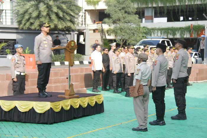 Apel Jam Pimpinan, Kapolres Metro Jakarta Barat Kombes Pol Twedi Aditya Bennyahdi memimpin langsung pelaksanaan apel jam pimpinan, tekankan pelayanan Humanis dengan Hati, di Lapangan Hijau Polres Metro Jakarta Barat, Kamis (16/4/2026).