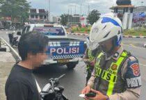 Satlantas Polres Belitung terus mengintensifkan penindakan pelanggaran lalu lintas melalui kegiatan Dakgar Lantas (Hunting System) berbasis ETLE Handheld di seputaran Kota Tanjungpandan, Kamis, (16/04/2026).