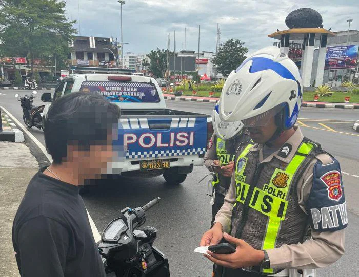 Satlantas Polres Belitung terus mengintensifkan penindakan pelanggaran lalu lintas melalui kegiatan Dakgar Lantas (Hunting System) berbasis ETLE Handheld di seputaran Kota Tanjungpandan, Kamis, (16/04/2026).