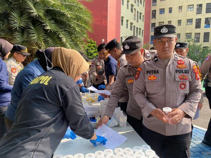 Cegah Pelanggaran, Sebanyak 150 personel Polres Metro Jakarta Barat menjalani pemeriksaan dalam kegiatan Operasi Penegakan Ketertiban dan Disiplin (Gaktibplin) digelar oleh Subbid Provos Bidpropam Polda Metro Jaya, Kamis (16/4/2026).