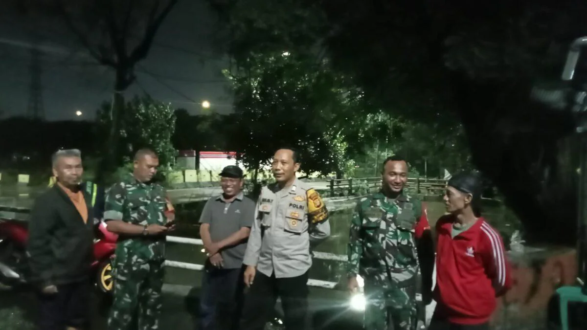 Patroli/Siskamling Babinsa Koramil 06/Cakung, bersama unsur tiga pilar dan masyarakat menggelar kegiatan patroli dan siskamling keliling di wilayah Kelurahan Ujung Menteng Kecamatan Cakung Jakarta Timur, Kamis (16/04/2026). 