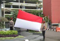 Wakapolres Metro Jakarta Barat AKBP Rezi Dharmawan bertindak sebagai inspektur upacara Hari Kesadaran Nasional, Jumat (17/4/2026). Perkuat Sinergi dan Pelayanan Humanis