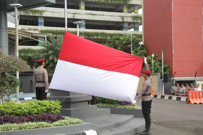 Wakapolres Metro Jakarta Barat AKBP Rezi Dharmawan bertindak sebagai inspektur upacara Hari Kesadaran Nasional, Jumat (17/4/2026). Perkuat Sinergi dan Pelayanan Humanis
