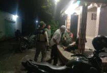 Personel Babinsa Koramil 10/Sambi Kodim 0724/Boyolali, Serka Agus Budiyanto bersama Komduk menggelar patroli gabungan di wilayah binaan, Jumat (17/04/2026). 