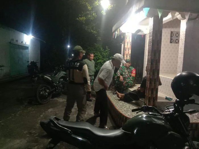 Personel Babinsa Koramil 10/Sambi Kodim 0724/Boyolali, Serka Agus Budiyanto bersama Komduk menggelar patroli gabungan di wilayah binaan, Jumat (17/04/2026). 