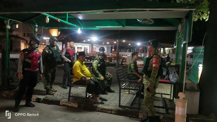 Patroli Koramil 07/Cipayung Bersama Komduk, di Pos Pengamanan Pondok Pesantren Minhaajurosyidiin, RT 009 RW 003 Kelurahan Lubang Buaya Kecamatan Cipayung, Jumat(17/4/2026).