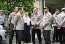 Wujud Kepedulian, Kapolda Metro Jaya Irjen Pol Asep Edi Suheri didampingi oleh Kapolres Metro Jakarta Barat Kombes Pol Twedi Aditya Bennyahdi beserta jajaran pejabat utama Polda Metro Jaya saat berkunjung Korban Kebakaran Aspol Kalideres
