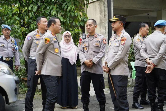 Wujud Kepedulian, Kapolda Metro Jaya Irjen Pol Asep Edi Suheri didampingi oleh Kapolres Metro Jakarta Barat Kombes Pol Twedi Aditya Bennyahdi beserta jajaran pejabat utama Polda Metro Jaya saat berkunjung Korban Kebakaran Aspol Kalideres