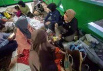 Peduli Sesama, Tim Dokkes Polres Metro Jakarta Barat melalui kegiatan bakti kesehatan bagi masyarakat terdampak kebakaran di Asrama Polri Kalideres, Jumat (17/4/2026).