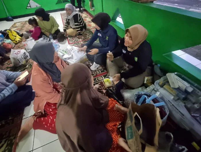 Peduli Sesama, Tim Dokkes Polres Metro Jakarta Barat melalui kegiatan bakti kesehatan bagi masyarakat terdampak kebakaran di Asrama Polri Kalideres, Jumat (17/4/2026).