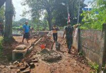 Anggota Kodim 0506/Tangerang Rampungkan Pembangunan jembatan Garuda sepanjang 8 meter dengan lebar 2 meter tersebut menjadi penghubung antar Dua Kelurahan di Kecamatan Pinang Kota Tangerang.