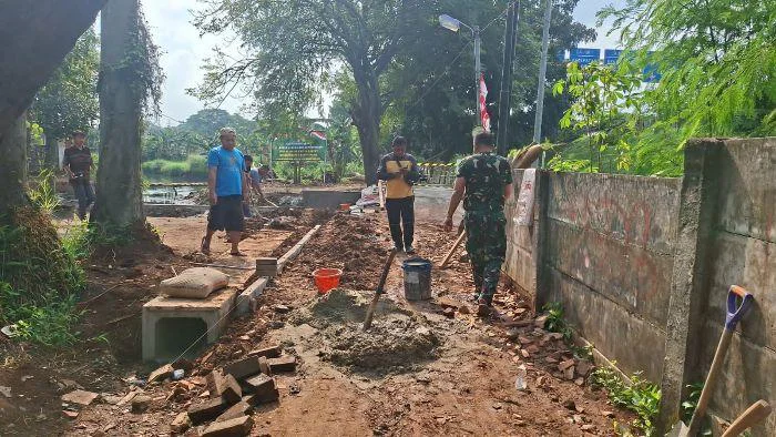 Anggota Kodim 0506/Tangerang Rampungkan Pembangunan jembatan Garuda sepanjang 8 meter dengan lebar 2 meter tersebut menjadi penghubung antar Dua Kelurahan di Kecamatan Pinang Kota Tangerang.