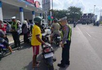 Personel Satlantas Polres Belitung saat Razia gabungan dan sosialisasi keselamatan transportasi Kegiatan tersebut berlangsung di kawasan Bundaran Satam, Selasa(21/4/2026).