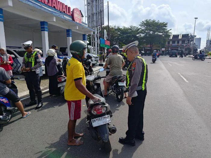 Personel Satlantas Polres Belitung saat Razia gabungan dan sosialisasi keselamatan transportasi Kegiatan tersebut berlangsung di kawasan Bundaran Satam, Selasa(21/4/2026).