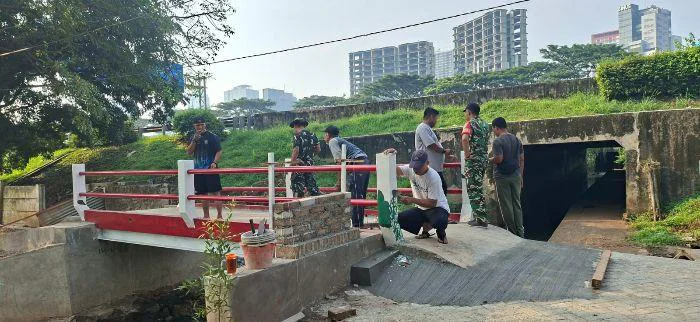 Harapan warga kian tuntas, Personel Koramil 01/Tangerang bersama masyarakat terlihat bahu-membahu menyelesaikan pekerjaan, pembangunan Jembatan Garuda di Jalan Gorong Giring RT 005/05
