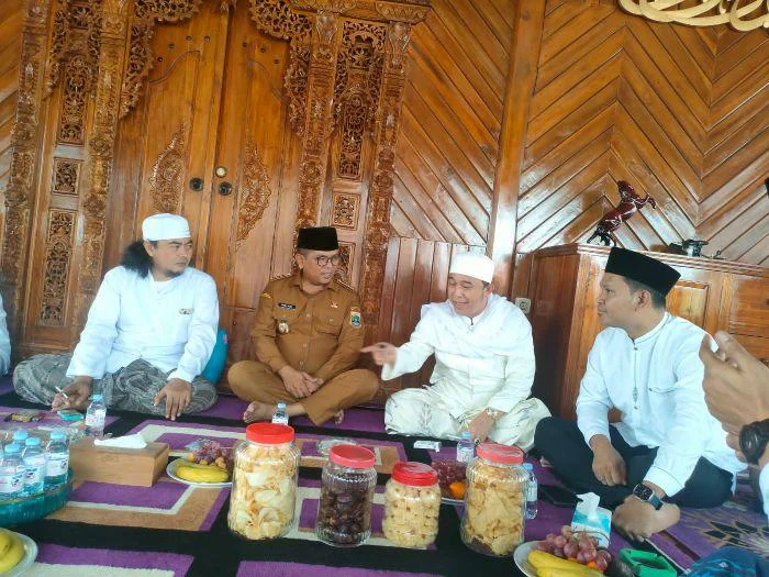 Gubernur Banten Andra Soni kembali menunjukkan kedekatannya dengan kalangan ulama, menghadiri acara Haul ke-22 Abuya Bustomi Cisantri di Pondok Pesantren (Ponpes) Al-Hidayah Cisantri, Pandeglang, Banten, 