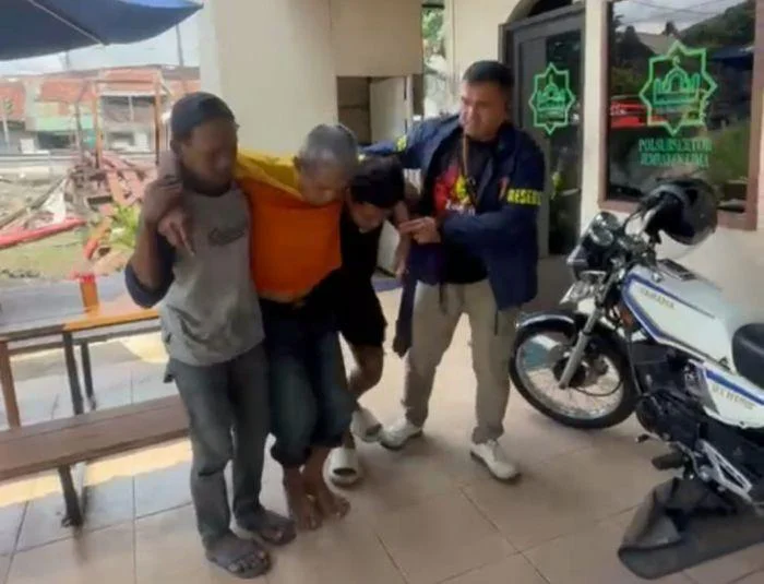 Polsek Tambora Tambora Bantu Seorang sopir bajaj bernama Ahmad Rifai (64), mendadak pingsan saat berada di atas kendaraannya di Jalan Layang Jembatan Lima, Jumat (24/4/2026) sekitar pukul 12.39 WIB.