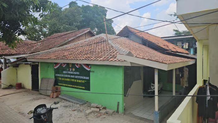 Program gentengisasi Rumah Tidak Layak Huni (RTLH) di wilayah Koramil 01/Tangerang, Kodim 0506/Tangerang tuntas di kerjakan. Menurut Danramil 01/Tgr Mayor Inf Jefresen Sipayung, Jumat (24/04/2026) menjelaskan, program ini menyasar rumah warga yang kurang mampu di Kota Tangerang Kelurahan Panunggangan Timur milik Siti Hartati.