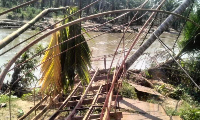 Personel Koramil 19/Sawang jajaran Kodim 0103/Aceh Utara, Jumat (24/4/2026). Pembongkaran ini menjadi langkah awal pembangunan kembali jembatan gantung “Garuda” di Desa Rambong Payong, Kecamatan Sawang.